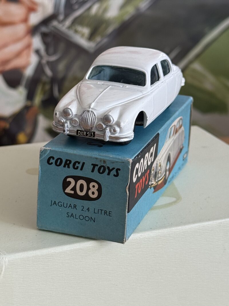 Corgi Toys 208 Jaguar Mk 1 2.4 Litre Saloon - Image 5