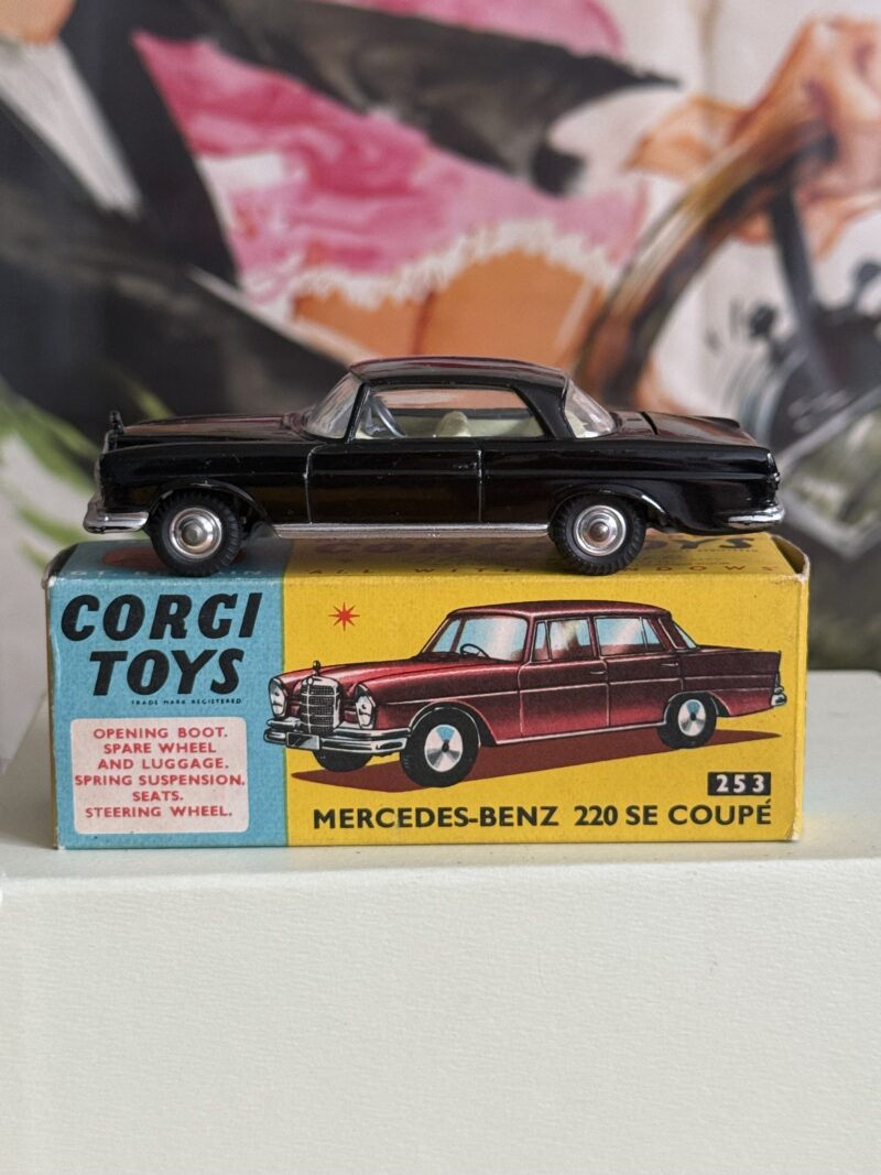 Corgi Toys 253 Mercedes Benz 220 SE Coupe