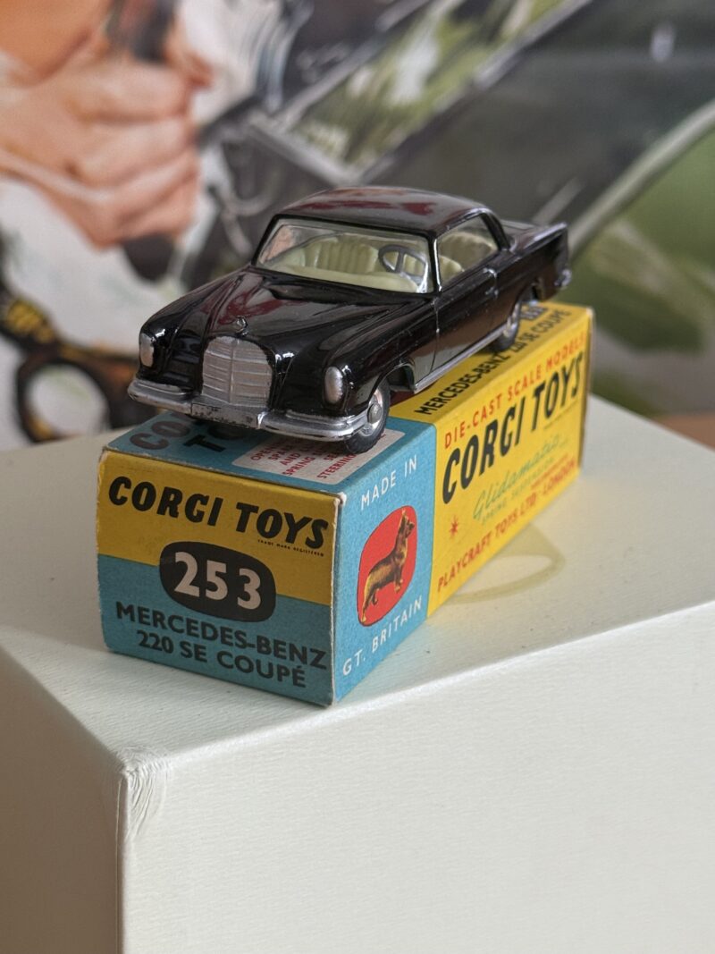 Corgi Toys 253 Mercedes Benz 220 SE Coupe - Image 5