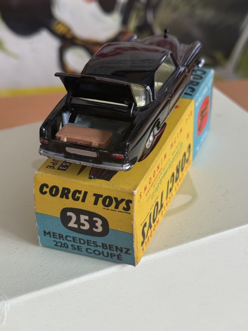 Corgi Toys 253 Mercedes Benz 220 SE Coupe - Image 2