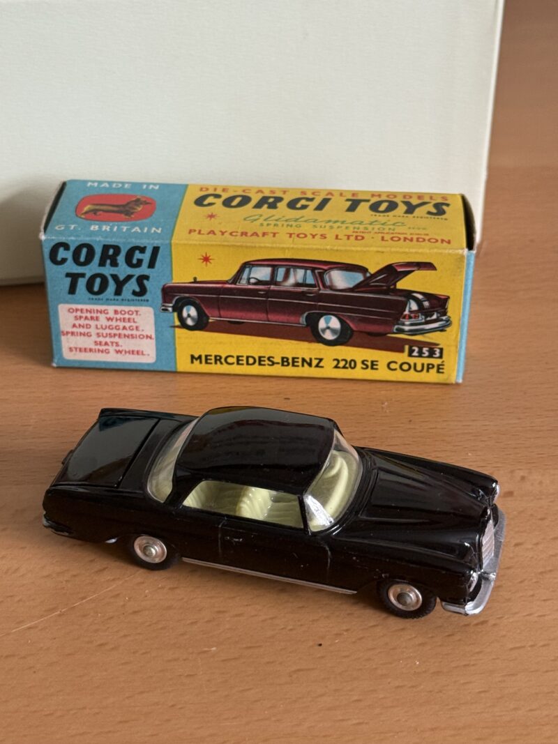 Corgi Toys 253 Mercedes Benz 220 SE Coupe - Image 3