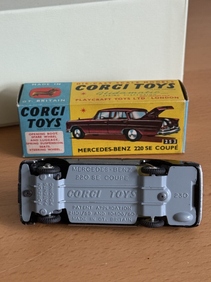 Corgi Toys 253 Mercedes Benz 220 SE Coupe - Image 4